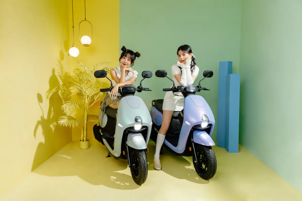 ▲CLBCU 延續可甜可鹹的形象，在迎接新生活的開學季推出新色－「微薰紫」，採用SYM獨家變色漆工法。（圖／品牌提供）