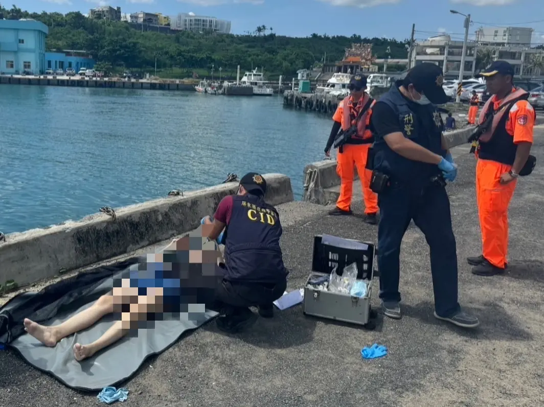 ▲女性死者年齡約30歲身高約160公分，擁有黑色及肩長髮，身穿黑色削肩上衣及牛仔短裙，身上無明顯外傷。（圖／海巡署提供）