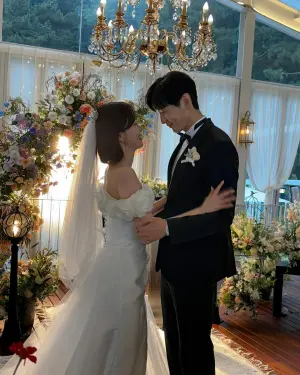 ▲▼林秀香公開劇中結婚的照片。（圖／林秀香IG）