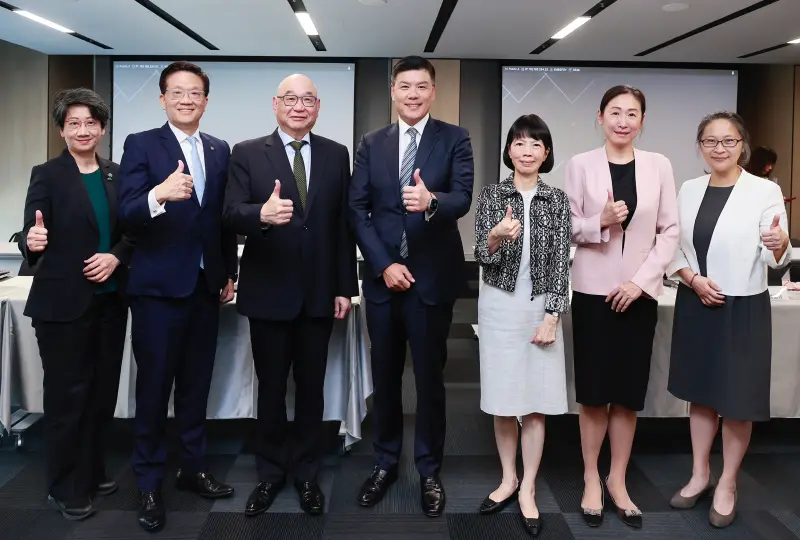 ▲凱基金控今(2)日舉行法說會,左起依序為凱基投信總經理張慈恩、凱基銀行總經理許維銘、凱基證券總經理方維昌、開發金控總經理楊文鈞、凱基人壽總經理郭瑜玲、開發金控財務長黃碧玲、中華開發資本總經理南怡君。(圖/凱基金控提供)