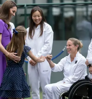 ▲英國輪椅網球運動員Lucy Shuker和英國夏洛特公主打勾勾，兩人約定要找一天一起玩輪椅網球。（圖／翻攝lucy_shuker IG）