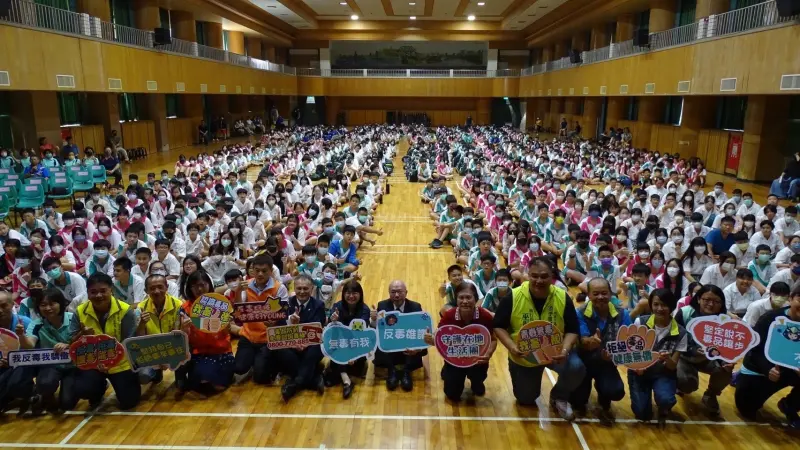 ▲高市毒防局為強化青少年及校園的防毒宣導，特別選在新學期的開始，邀請紙風車青少年反毒戲劇列車進行校園巡演。（圖／高市府毒防局提供）