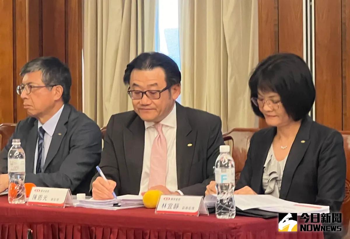 ▲新光金控今（3）日舉行法說會，對於中信金及台新金都想併新光金，總經理陳恩光（中）首談，合併是婚姻而非出售，「價高者得的出售，不是我們想做的事」。（圖／記者顏真真攝）