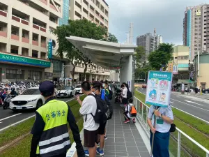 ▲輕軌在上下學尖峰時間，市府已加開加班車協助疏運。（圖／高市府捷運局提供）