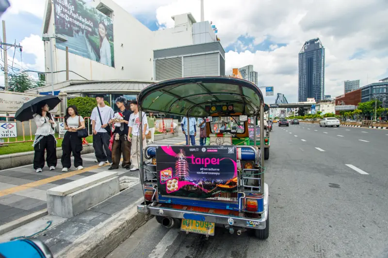 ▲北市觀傳局向泰菲推台北美食美景，泰國嘟嘟車、菲律賓吉普尼車將掛「台北101」夜景照。（圖／北市觀傳局提供）