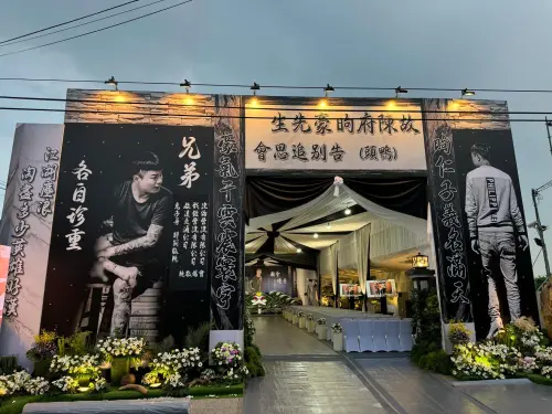 鴨頭」上個月15日於博弈娛樂店外,遭槍手狠開8槍奪命,震驚廟會界及地方各界,今天封街砸500多萬風光舉辦告別式。(圖/翻攝畫面) ▲「鴨頭」上個月15日於博弈娛樂店外,遭槍手狠開8槍奪命,震驚廟會界及地方各界,今天封街砸500多萬風光舉辦告別式。(圖/翻攝畫面)