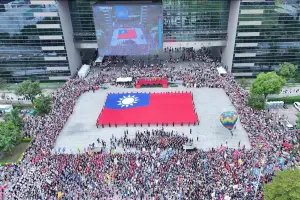 ▲去年國慶日，中市府前廣場舉辦盛大的升旗典禮。（資料畫面／翻攝盧秀燕臉書）