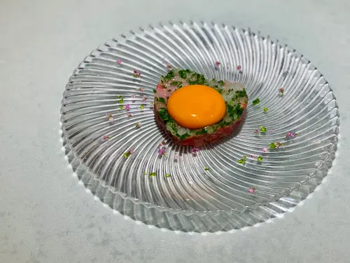 ▲「生牛肉韃靼」至今仍是很受歡迎的料理。（圖／記者蕭涵云攝）