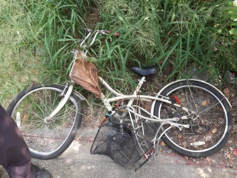 ▲張婦騎乘腳踏車在花壇街與大貨車發生碰撞，導致張婦倒地後被捲入車底，並一路拖行到花秀路鐵路平交道。（圖／翻攝畫面）