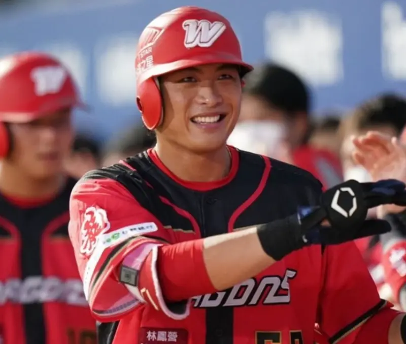 ▲味全龍外野手董秉軒因個人生涯規劃提出任意引退，球團表示尊重與祝福，感謝他過去4年的貢獻。董秉軒則透過個人社群表示：「這不是放棄，而是前往更好的自己。」（圖／取自董秉軒個人IG）