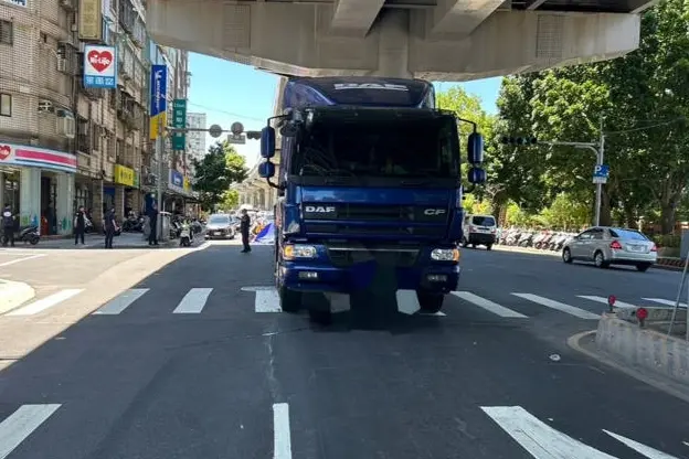 ▲新北市三峽區復興路、大勇路口今（4）日上午11時許傳出一起死亡車禍，一名機車乘客遭大貨車輾過當場身亡。（圖／翻攝畫面）