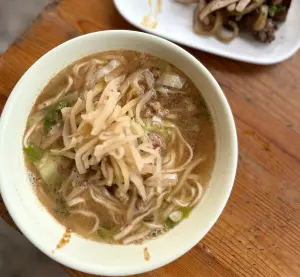 ▲山東麻醬麵有一款老顧客才懂的隱藏版菜色「麻醬湯麵」，其緣由來自於屏東潮州。（圖／翻攝山東麻醬麵臉書）