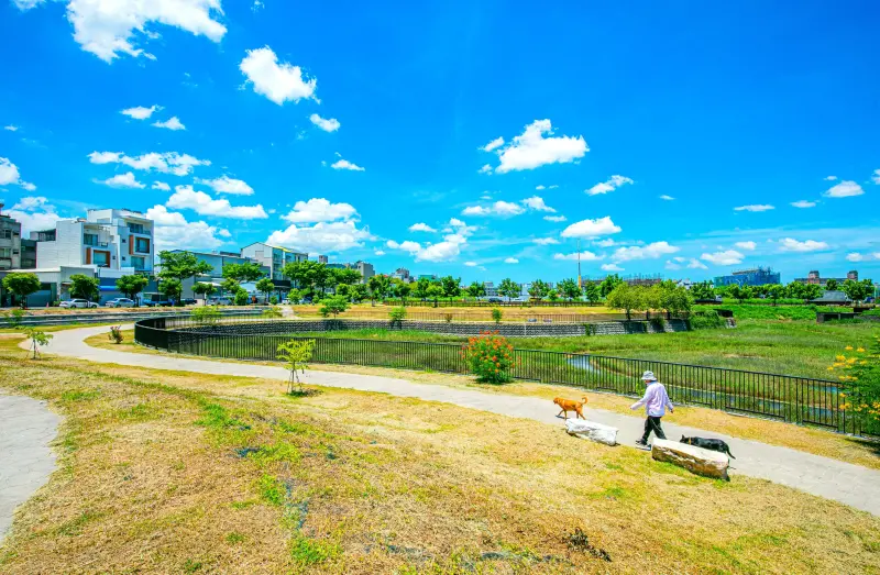 ▲「遠雄東御苑」下樓就是萬坪公園，宜居環境受到南科人青睞。（圖／品牌提供）