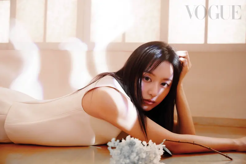 ▲金智媛擔任《VOGUE TAIWAN》9月號封面人物，這次厭世臉登上雜誌，讓不少人又想起《淚之女王》的洪海仁，她還露出美腿，讓不少粉絲大讚「女神降臨！」（圖／VOGUE雜誌提供）