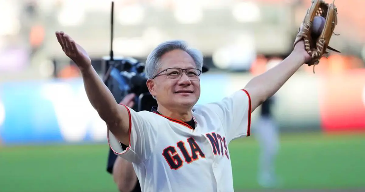 ▲半導體大廠輝達（Nvidia）週二股價暴跌9.5%，市值蒸發了2790億美元，但黃仁勳仍維持好心情為舊金山巨人隊開球。（圖／美聯社／達志影像）