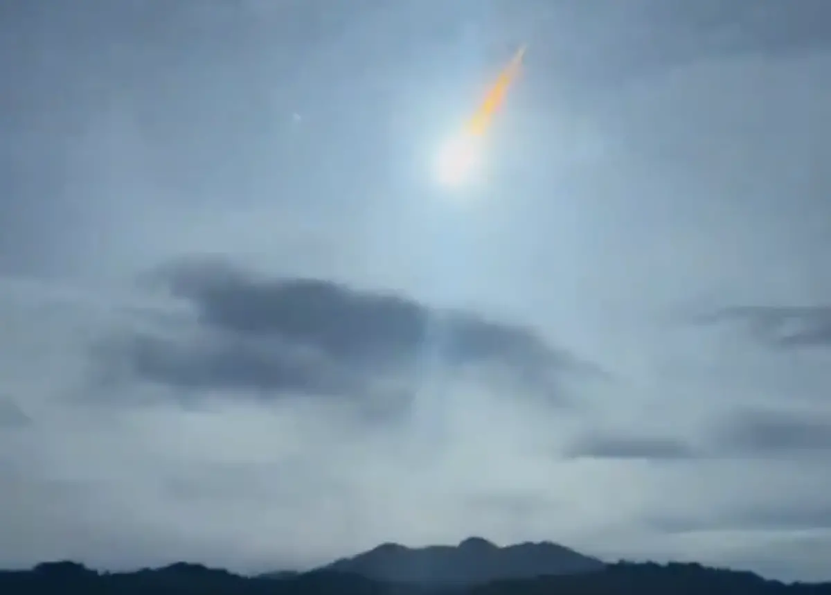 ▲直徑1公尺的編號CAQDTL2小行星，今日凌晨0時39分墜落在菲律賓呂宋島東北部，當地有民眾曬出目擊影片，畫面相當驚人。（圖／翻攝自X）