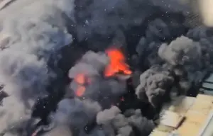 台南農藥工廠驚傳火警!恐怖黑濃煙直竄天際 大批消防員灌救中