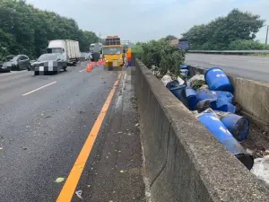 疑精神不濟！廂型車自撞國1民雄段護欄　釀氫氧化鉀洩漏灑國道　
