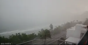 墾丁風強雨大「陽傘全消失」！摩羯颱風外圍狂掃　2縣市大雨特報
