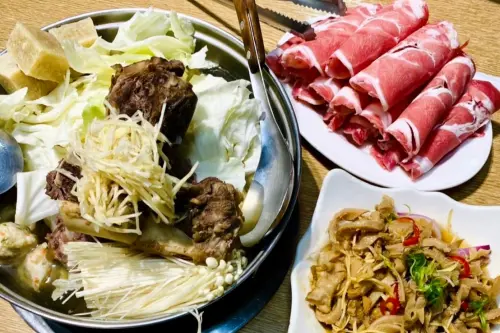▲「莫宰羊精緻羊肉料理」點上一鍋羊肉爐搭配涼拌羊肚等熱炒，爽快開動。（圖／記者蕭涵云攝）