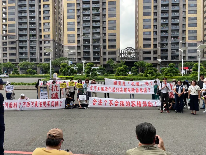 ▲國賓飯店高市府今天召開環評審查會，對此，當地住戶代表會同議員在市府前呼口號要求在議會監督下重啟危老評估。(圖／議員邱于軒辦公室提供)