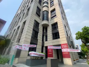 ▲國賓飯店重建案與其左右兩側夢萊茵、凱悅兩棟大樓住戶之間，彼此發生景觀衝突而引起爭議。(圖／議員邱于軒辦公室提供)