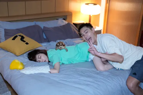 ▲楊祐寧的鬼點子，一直將Ella陳嘉樺折來折去。（圖／壹壹影業提供）