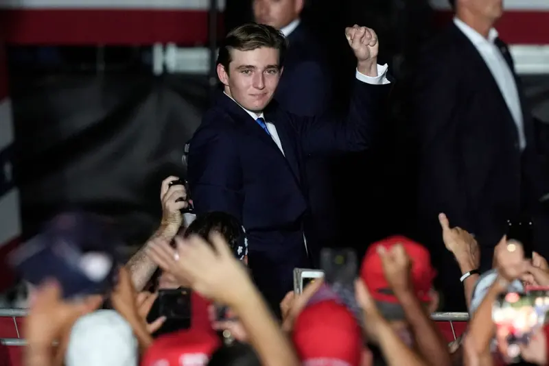 ▲美國共和黨總統候選人川普（Donald Trump）的18歲小兒子拜倫（Barron Trump），4日現身紐約大學（New York University）據報將在史登商學院（Stern School of Business）展開他的大學生涯。圖為拜倫之前現身競選場合力挺老爸的資料照。（圖／美聯社／達志影像）