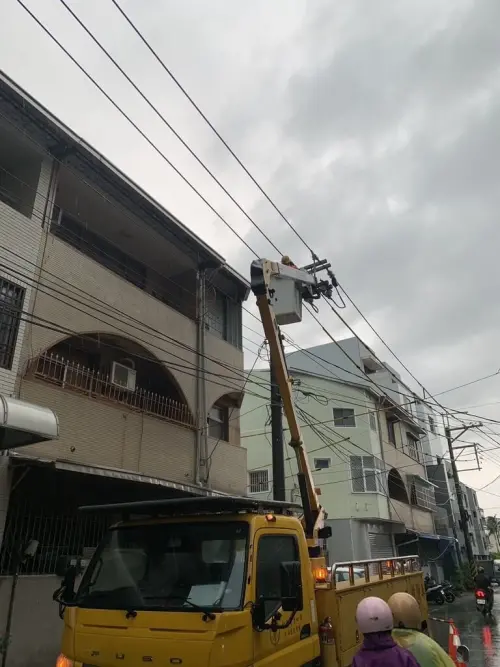 ▲受豪大雨影響，台南東區、仁德區下午一度停電，線路設備故障，目前已全數搶修復電。（圖／台電台南區處）