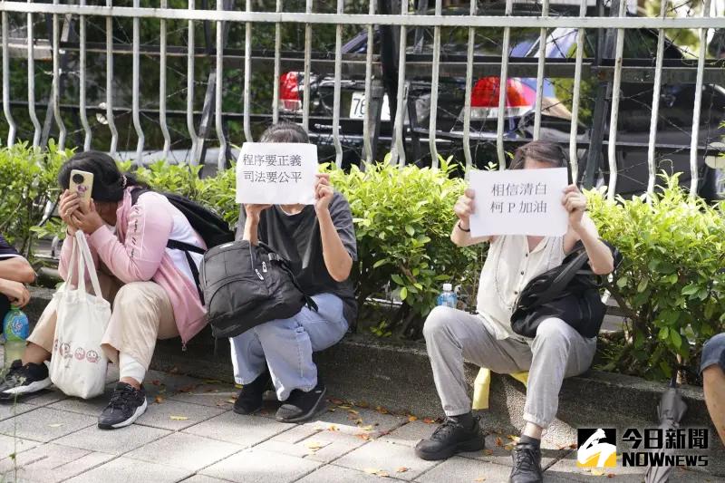 ▲京華城案重開羈押庭,小草集結小南門聲援柯文哲。(圖/林敬原攝,2024.09.05)