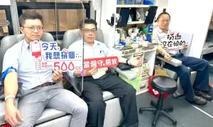 ▲台灣中油公司煉製事業部大林煉油廠舉辦公益捐血活動，前廠長廖本源(右)、代理廠長許信豐(中)、行政組經理陳永達(左)率先挽袖捐血。(圖／中油大林煉油廠提供)