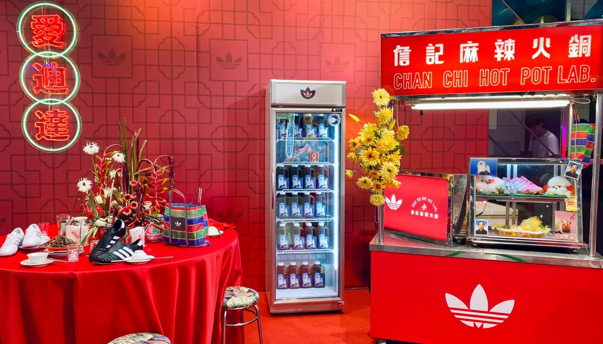 ▲adidas Originals愛迪達聯名詹記麻辣火鍋、臺虎精釀，在台北信義區威秀中庭廣場打造「三葉草原創復古之夜」，1980年代原創復古遊戲場可以套圈圈、打彈珠，還能體驗拍貼好好玩。（圖／記者蕭涵云攝）