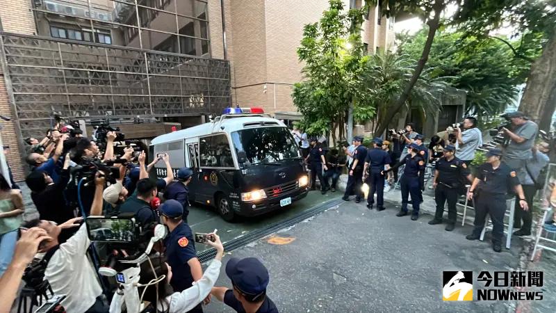 ▲本月5日，民眾黨主席柯文哲遭北院裁定羈押禁見，上囚車被載往看守所。（圖／記者李政龍攝）