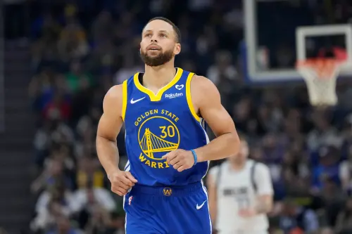 ▲NBA 2024-25賽季即將開打，金州勇士本季希望重新圍繞Stephen Curry打造一支足以爭奪總冠軍的陣容，美國媒體《Heavy.com》指出勇士隊目前仍在嘗試在市場上「找大魚」。圖為Stephen Curry。（圖／美聯社／達志影像）