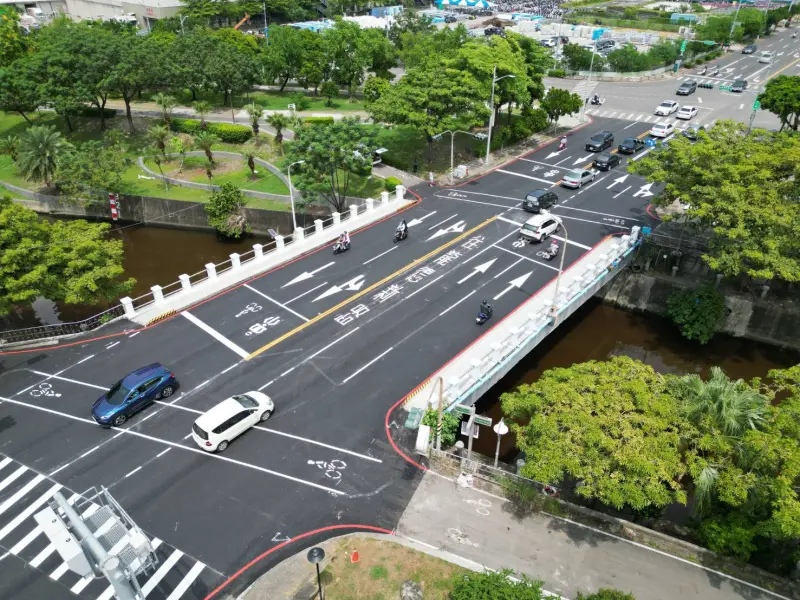 ▲為紓解車潮，高雄市自由、龍德路口的自由橋由原本的4線道增為5線道。（圖／高市府工務局提供）