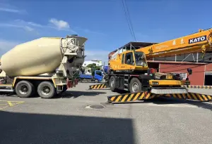 ▲6日上午，台南麻豆監理站發生事故，一台預拌混凝土車前往驗車換牌，當時56歲郭姓女代辦員，於車頭前拆車牌時，竟遭46歲李姓司機開車輾斃。（圖／翻攝畫面）