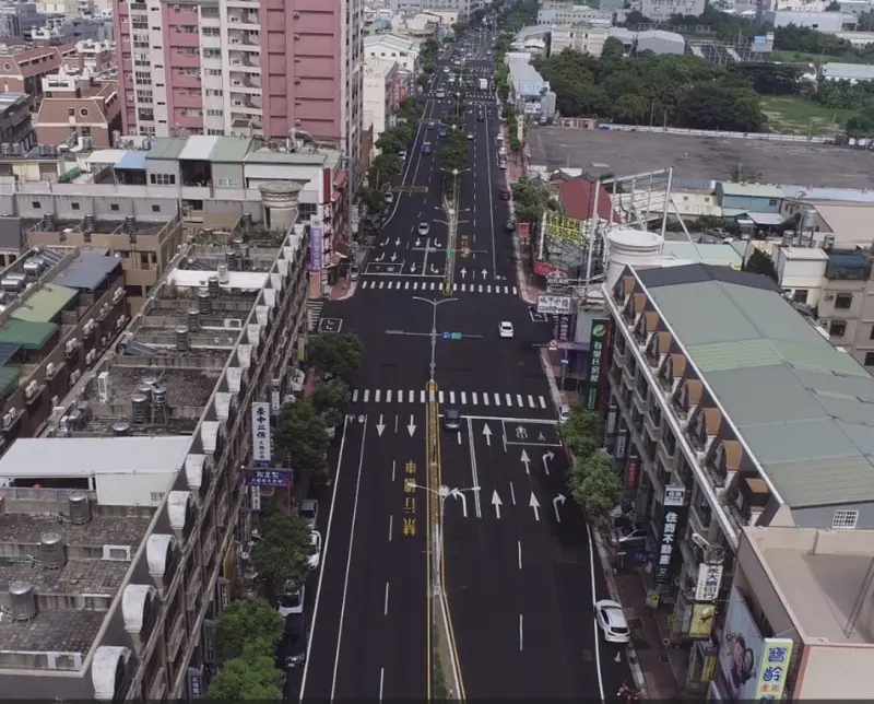 ▲建設局以每年100公里燙平道路為目標，自108年至113年8月已完成道路燙平超過800公里。(圖/台中市政府提供)