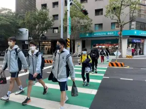 ▲台中市黎明路增設人行庇護島，提升人行安全。(圖/台中市政府提供)