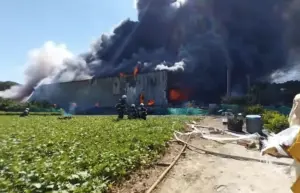 北市社子島工廠大火!黑煙籠罩天空 存放「甲醇、酒精」快速竄燒