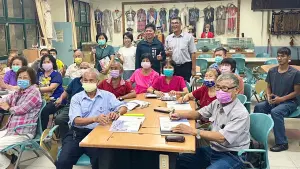 ▲高市府教育局長吳立森肯定學生努力向學,尤其長者同學勇於學習的精神,均令人感佩。(圖/高市府教育局提供) ▲高市府教育局長吳立森肯定學生努力向學,尤其長者同學勇於學習的精神,均令人感佩。(圖/高市府教育局提供)