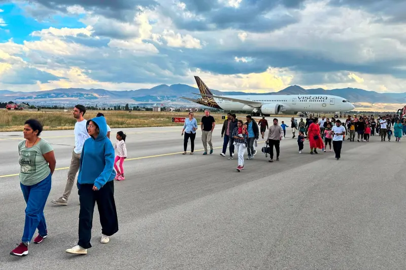 ▲印度塔新航空公司一架飛機因炸彈威脅緊急迫降在土耳其東部的艾斯倫省。當地官員稍晚說，這是一起假警報。（圖／美聯社／達志影像）