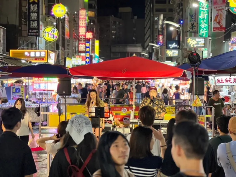 ▲高市府在演唱會前在夜市辦理前夜祭暖場-快閃活動，街頭藝人也扮演火星人Dress Code，與歌迷同歡！（圖／高市府提供)