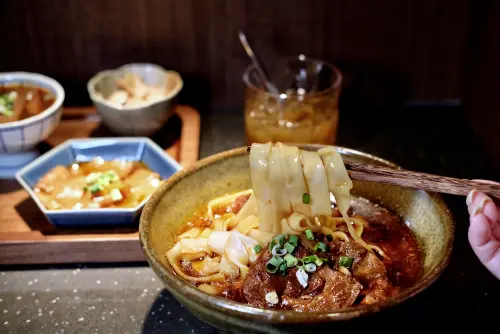 ▲有「全台最難預約位子牛肉麵店」的門前隱味，去年一次開設三家分店，因為太多預約的客人無故缺席，讓老闆決議取消此措施，改為僅能現場候位。（圖／記者葉盛耀攝）