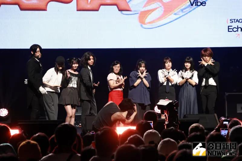 ▲ASMRZ邀請7位粉絲上台表演《晚安大小姐》,NEEDMORECASH(左1)給歌迷打2億分,TANAKA(右1)只給20分。(圖/記者吳翊緁攝)