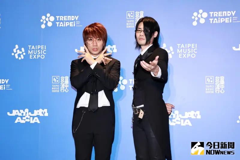 ▲TANAKA、NEEDMORECASH(右)表演完後受訪,盡量避開真實身分,以「人設」回答所有提問。(圖/記者吳翊緁攝)