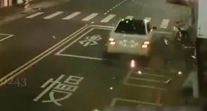新北五股清晨車禍!賓士男疑疲勞駕駛 失控暴衝撞翻11台汽機車