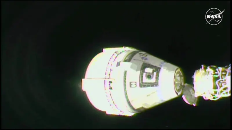 ▲波音星際飛機於美東時間6日傍晚6時脫離國際太空站。(圖/美聯社/達志影像)