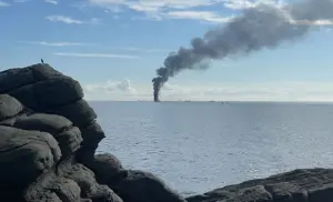 貢寮外海漁船大火！黑煙狂冒直竄天際　鄰近漁船緊急救援13人
