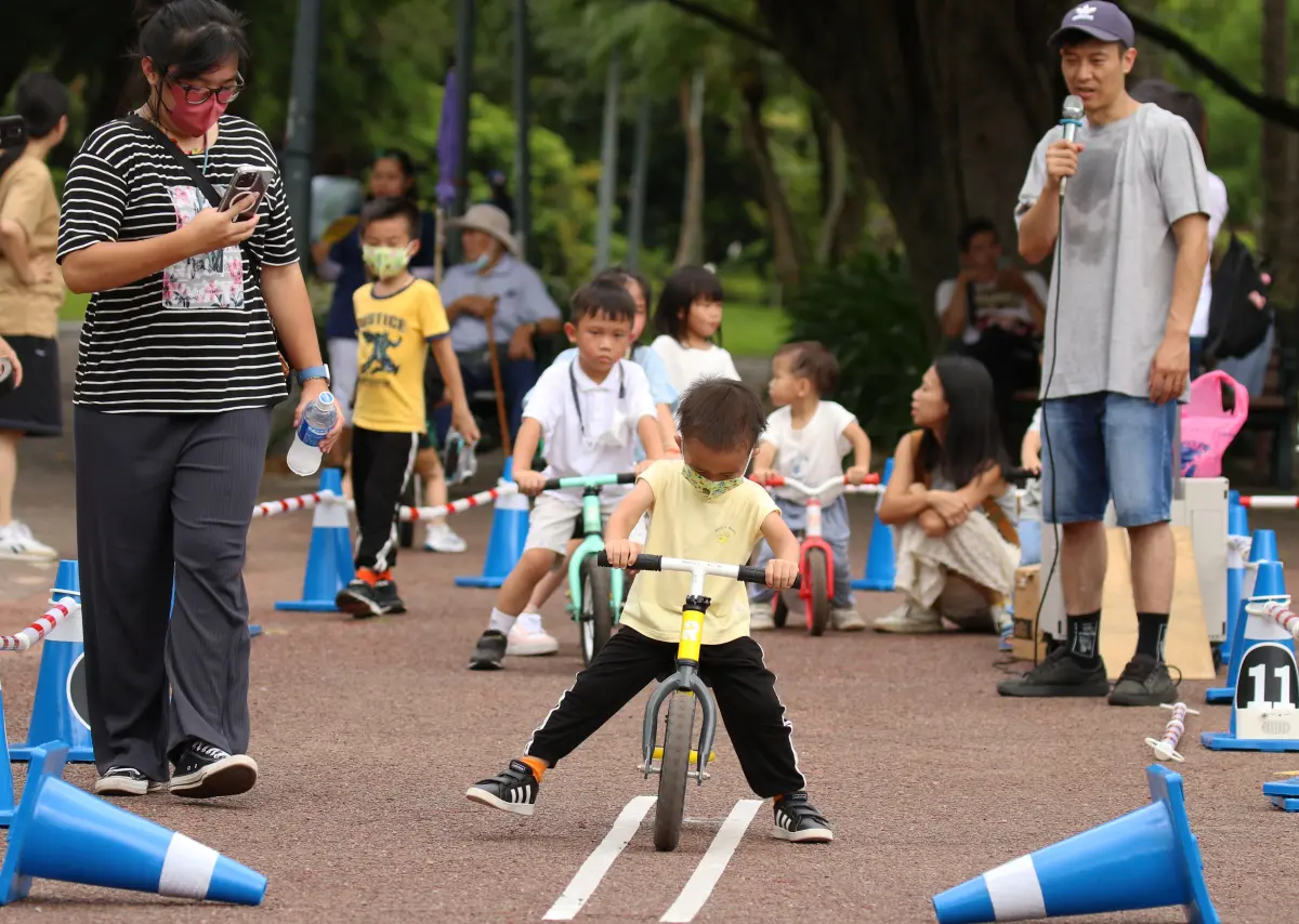 ▲運博分齡游泳錦標賽激烈競技，同時運博公司舉辦「2024臺北全能歡樂運動嘉年華」，設置趣味體驗站，吸引許多家長攜小朋友參與，現場親子互動熱絡，嘉年華大受好評。（圖／運博提供）