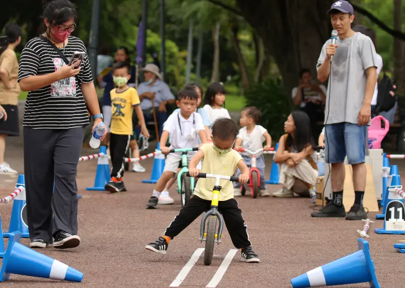 ▲運博分齡游泳錦標賽激烈競技，同時運博公司舉辦「2024臺北全能歡樂運動嘉年華」，設置趣味體驗站，吸引許多家長攜小朋友參與，現場親子互動熱絡，嘉年華大受好評。（圖／運博提供）